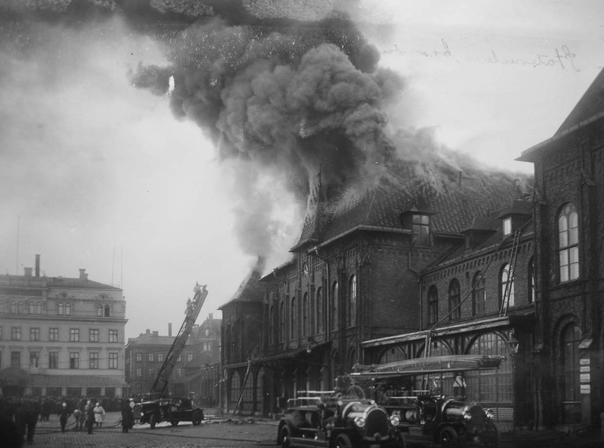 Brandbilar, rök och eld