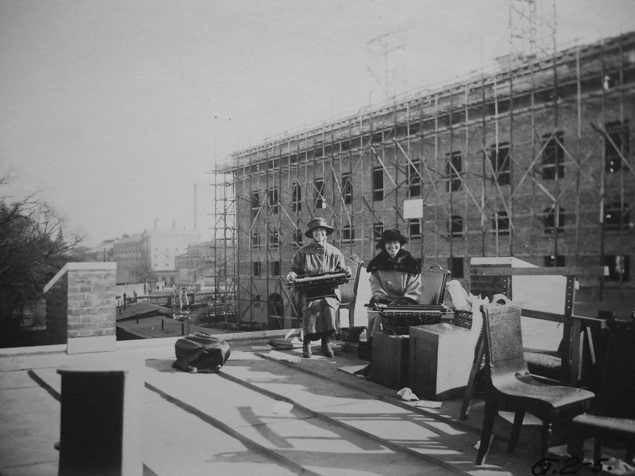 Kontorister med skrivmaskiner på taket