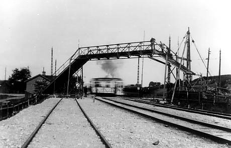 Spårvagn och gångviadukt