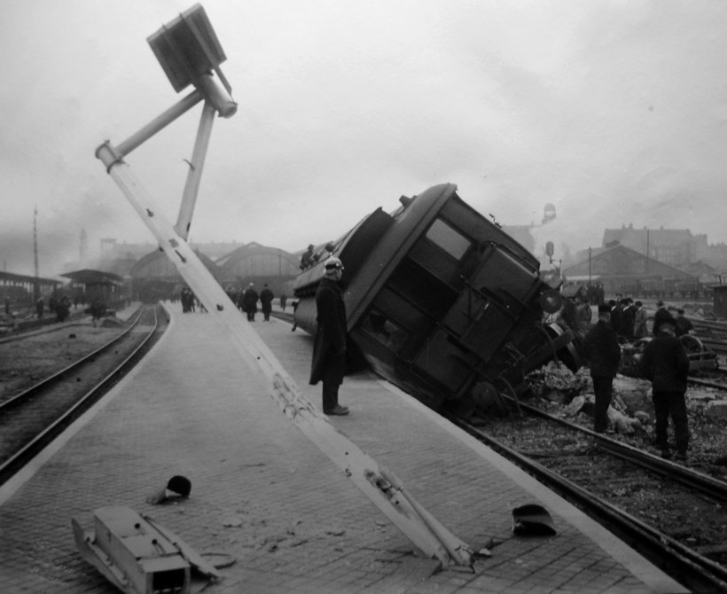 Urspårad vagn, skadad signal, polismän